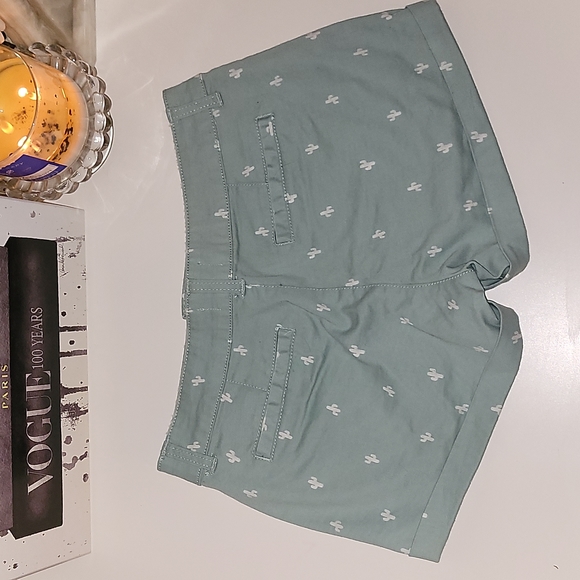 Never worn SO Chino shortie shorts in olive green with white cactus, sz 1 - Picture 7 of 7
